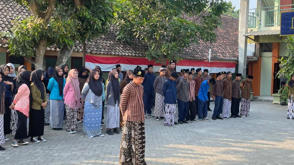 Berbalut Busana Tradisional, Upacara Senin SMP Muhammadiyah 3 Mlati Khidmat Peringati Hari Jadi DIY
